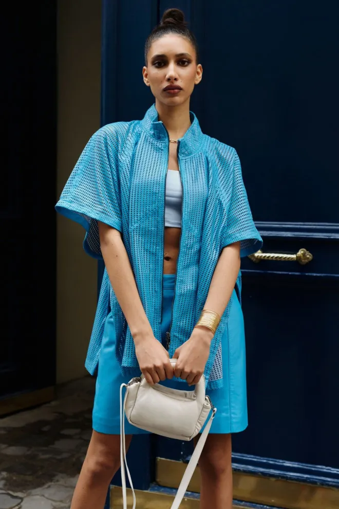 cape en cuir perforé