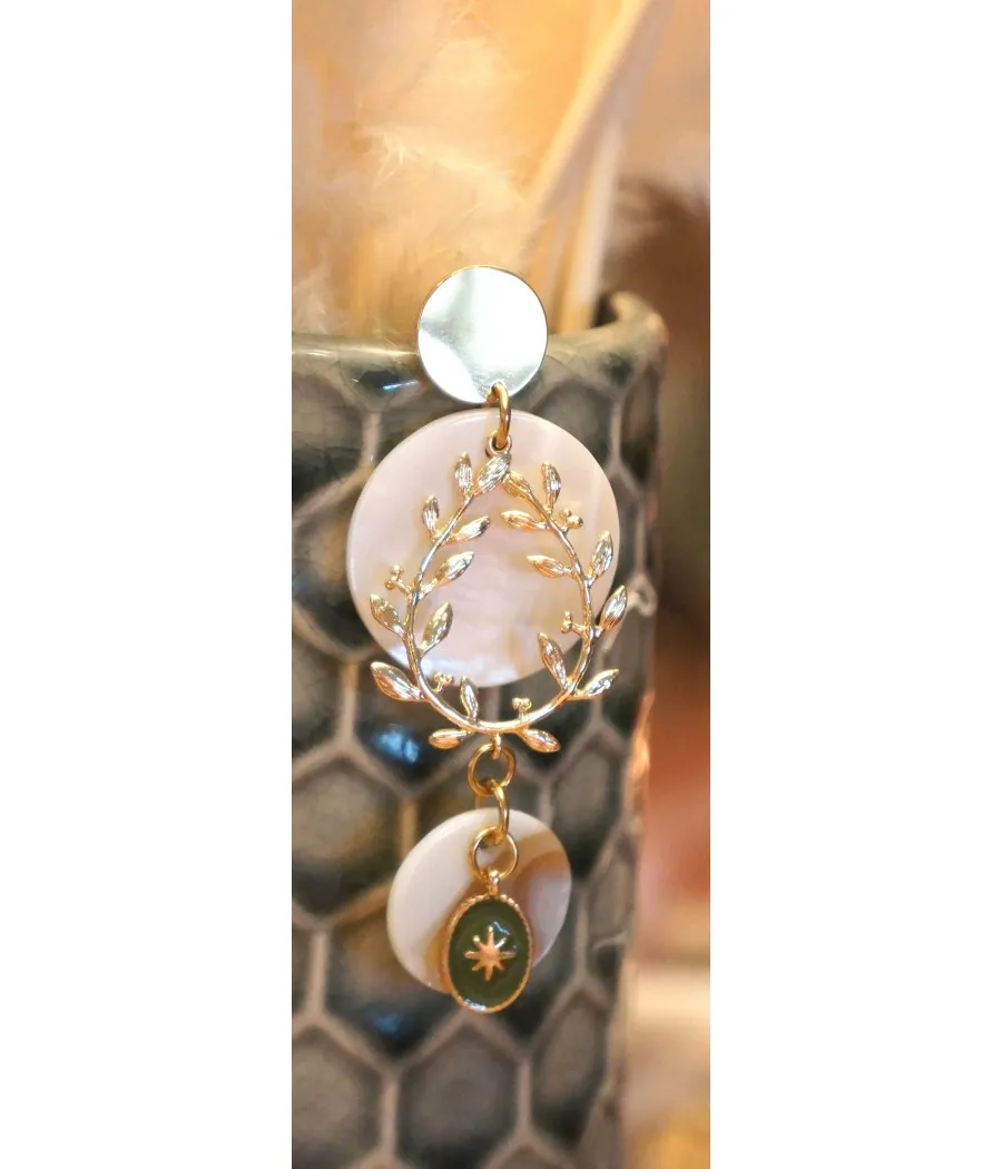 L'élégance assurée...Boucles d'oreille pendantes - nacre - feuille de laurier dorée or fin - breloque émail rose des v