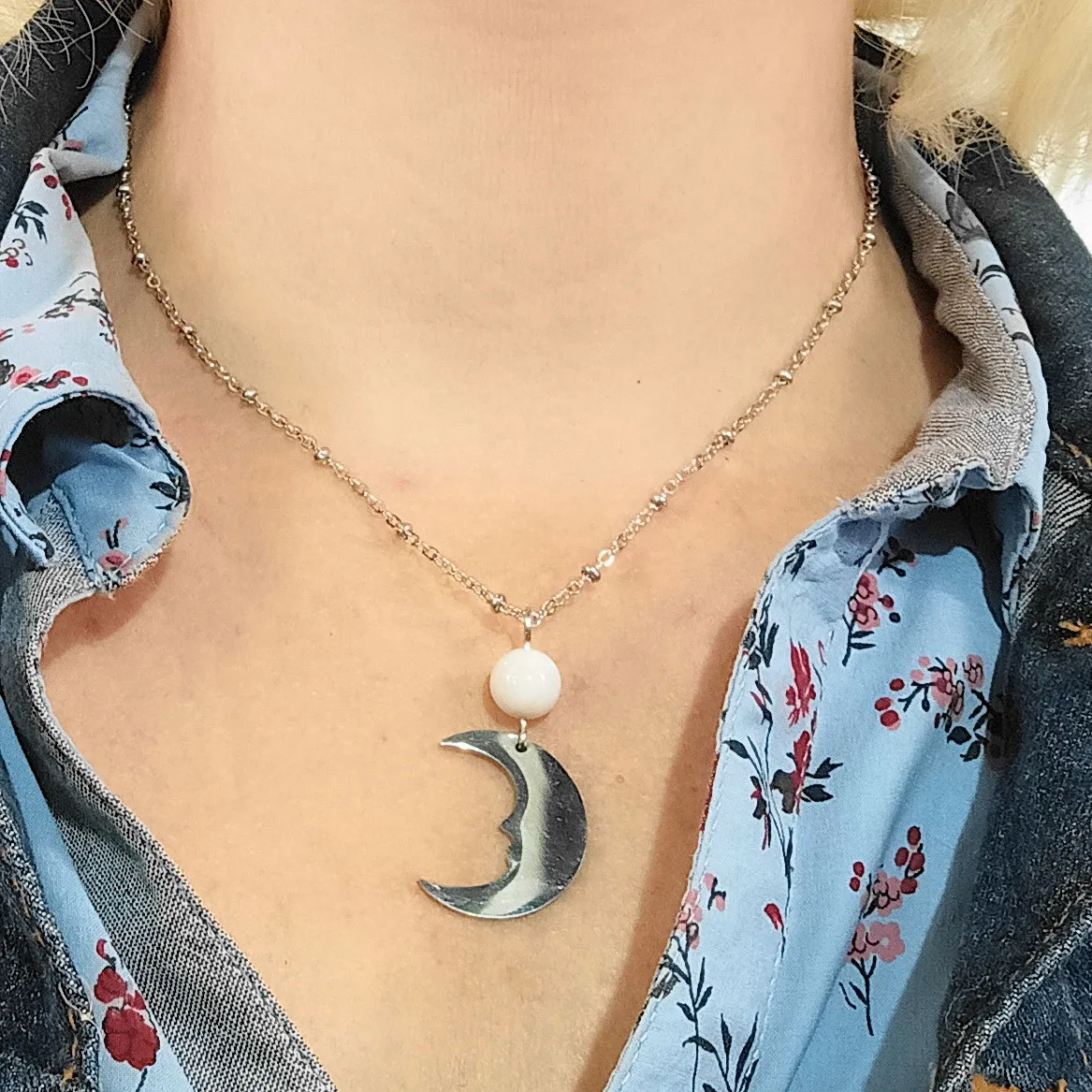 Pendentif lune en acier inox et perle pierre de lune