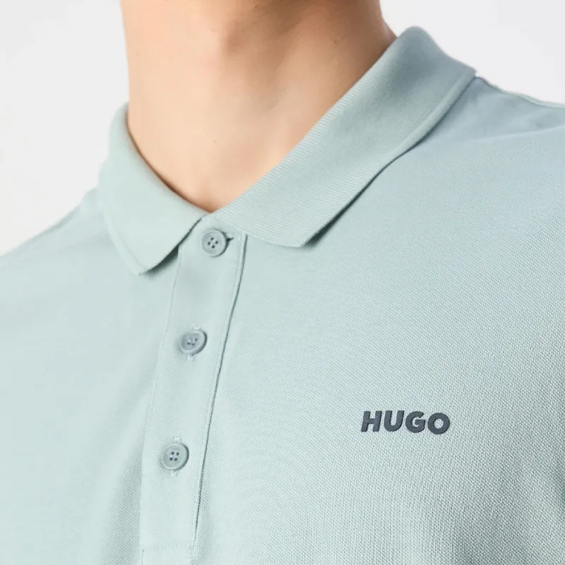 POLO REGULAR FIT VERT HUGO DONOS222 EN PIQUÉ DOUX AVEC LOGO CONTRASTÉ SUR LA POITRINE
