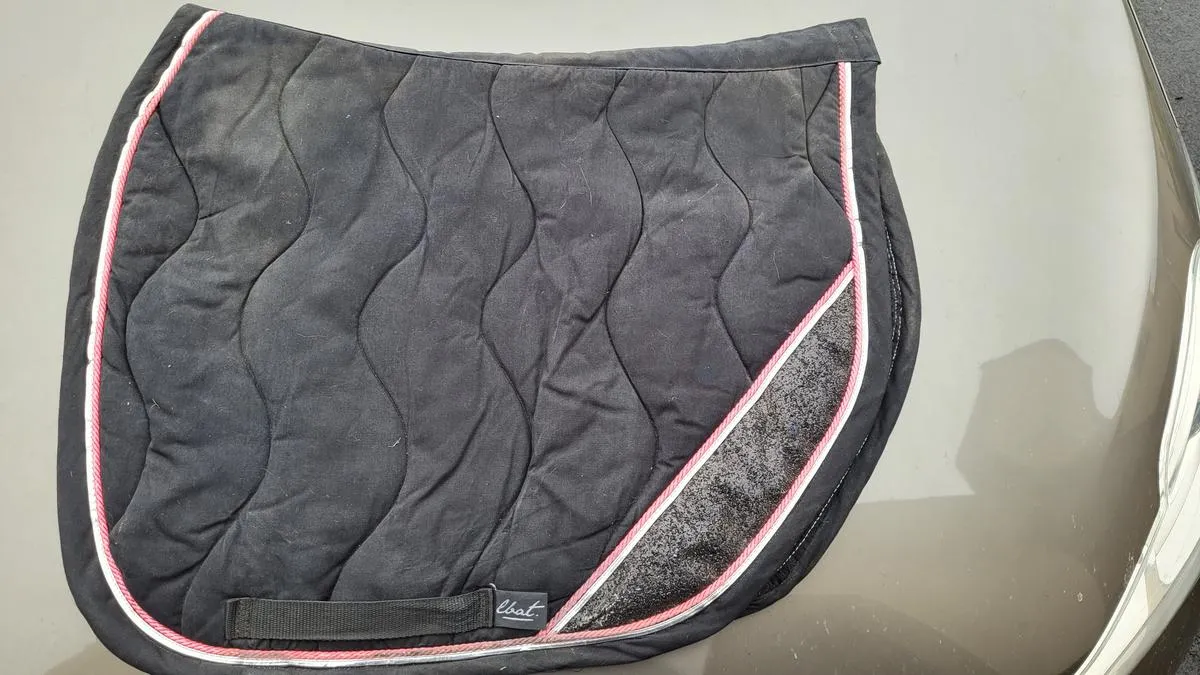Tapis LBAT noir liseré rose
